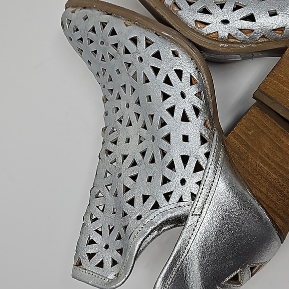 Anthro Musse & Cloud Laser Cut Leather Stacked Heel Silver Ankle Boots Size 7 - Picture 9 of 16